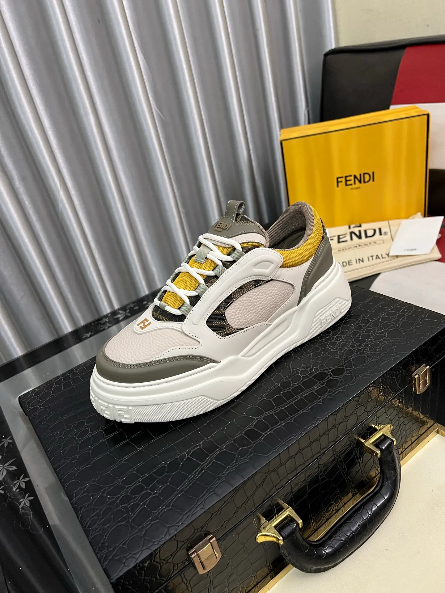 Men's Men's Shoes 💰680⌚️⌚️(Higher version) [Fendi] Fendi's latest casual shoes for men! Available at counters simultaneously! A one-to-one replica of the original. Made entirely of imported top-grain calfskin, the interior is made of top-grain water-dyed cowhide, and the original factory-supplied rubber outsole. Leading new fashion concepts. Matching code: 38-44. 45 can be customized and non-returnable!